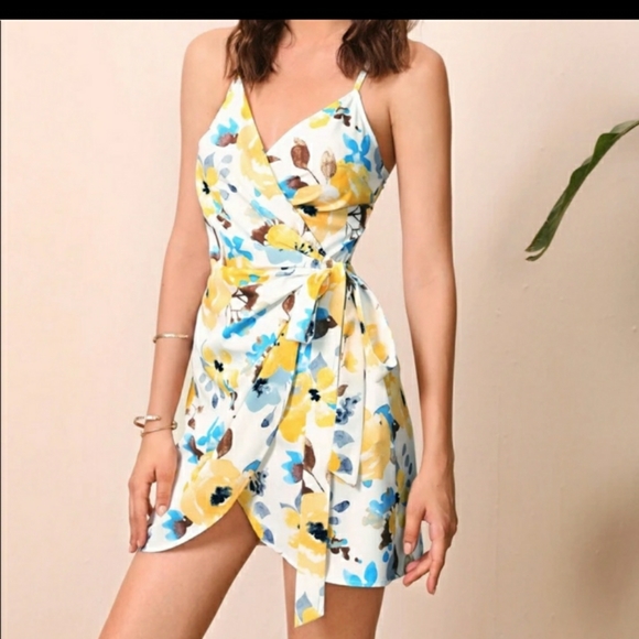 Floral wrap style dress - Picture 2 of 6